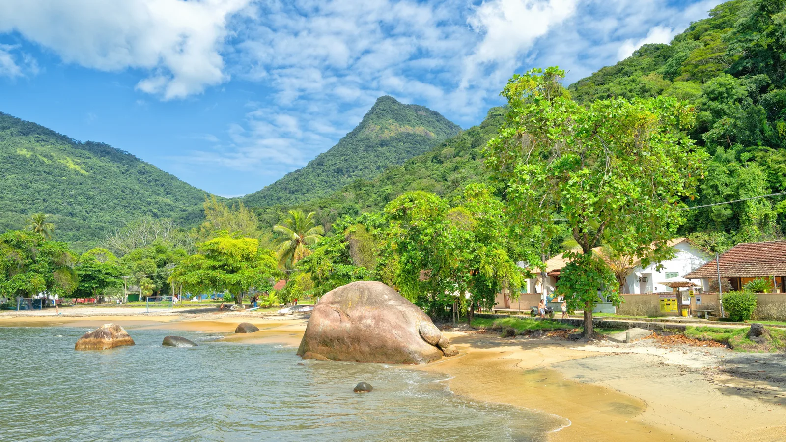 Praia e morros da Ilha Grande, em Angra dos Reis (RJ)