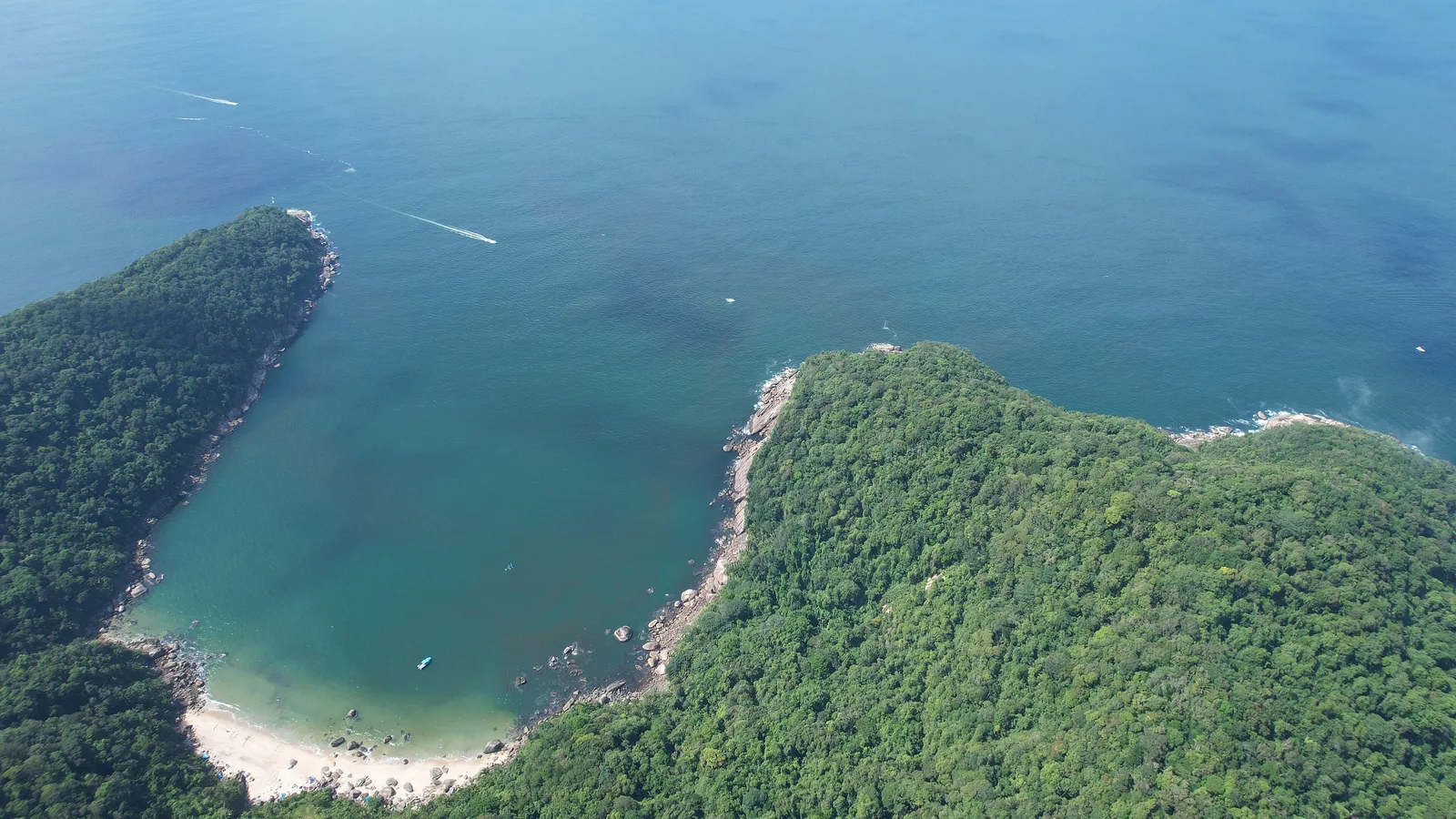 Praia do Saco do Major, em Guarujá, no litoral de São Paulo