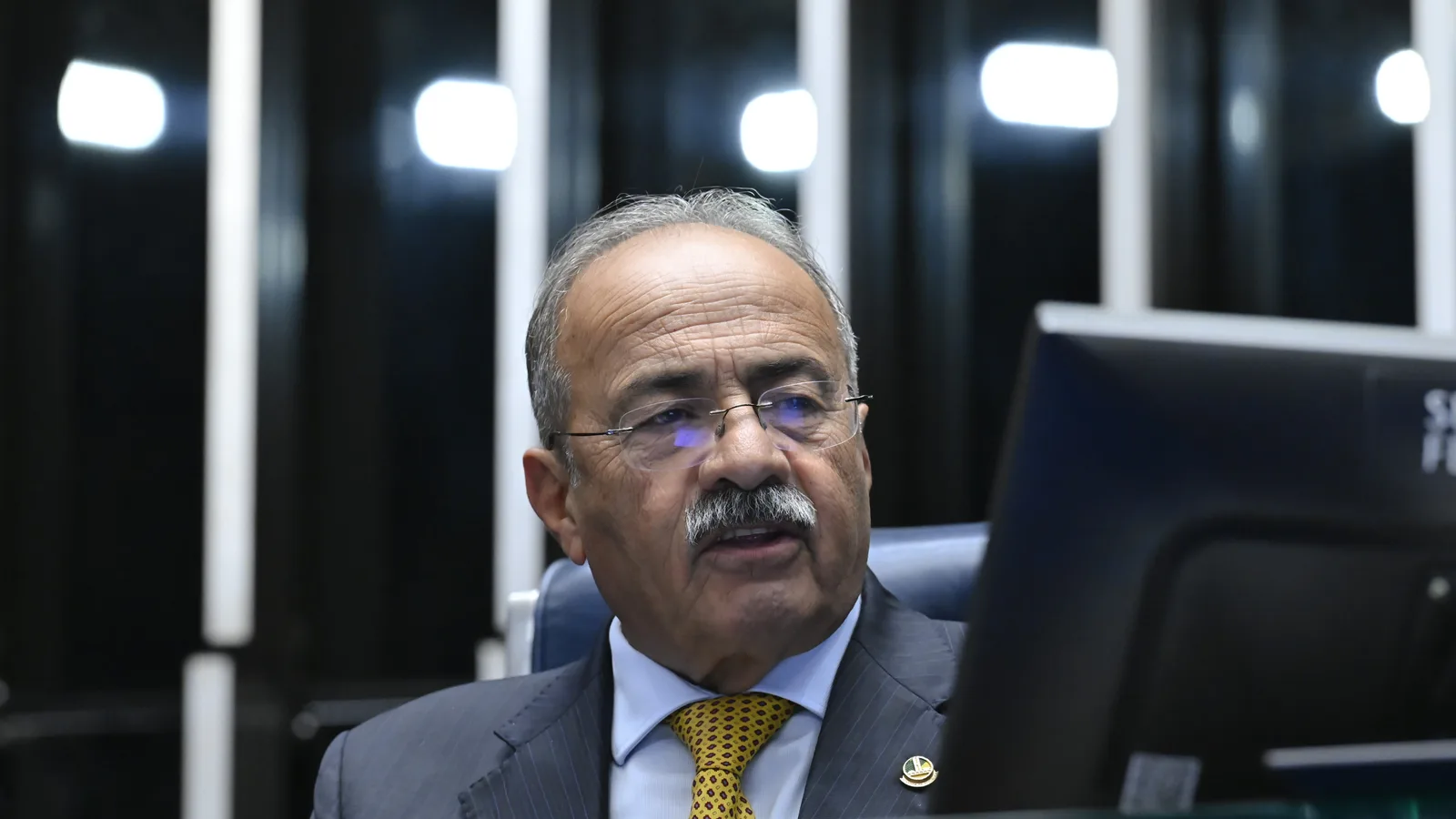 Senador no plenário do Senado Federal durante sessão deliberativa