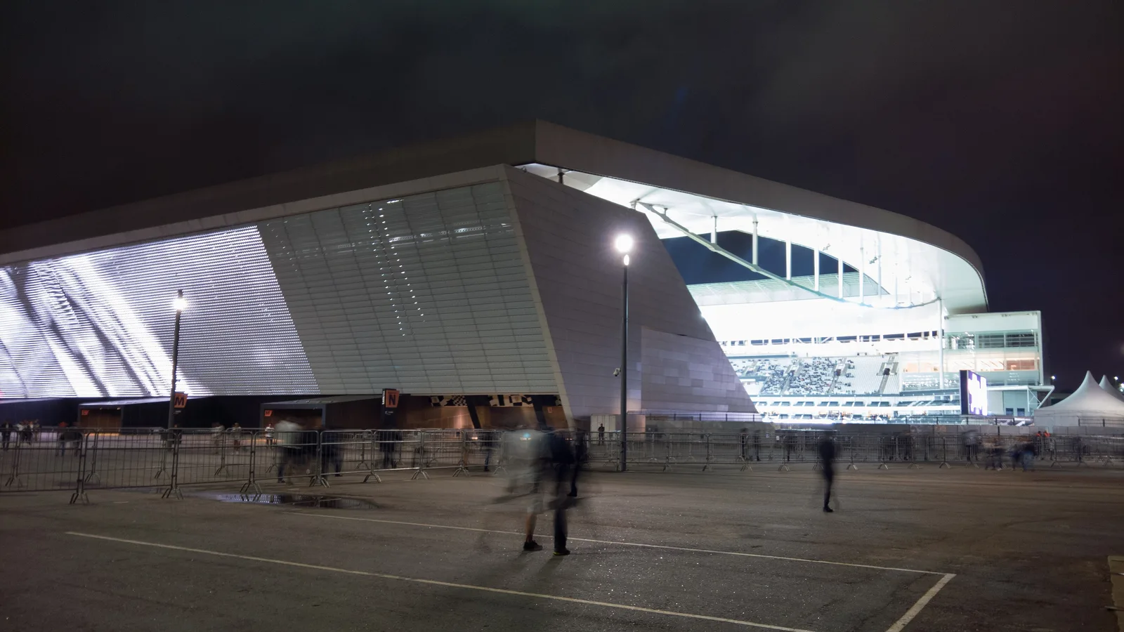 Fachada da Neo Química Arena, em Itaquera, na zona leste de São Paulo, iluminada à noite