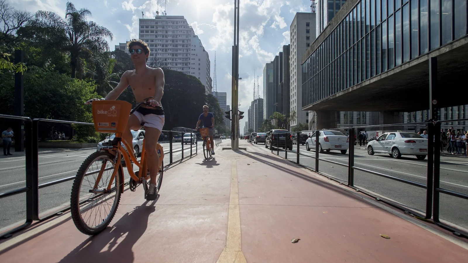 Ciclistas na ciclovia da Avenida Paulista, em São Paulo
