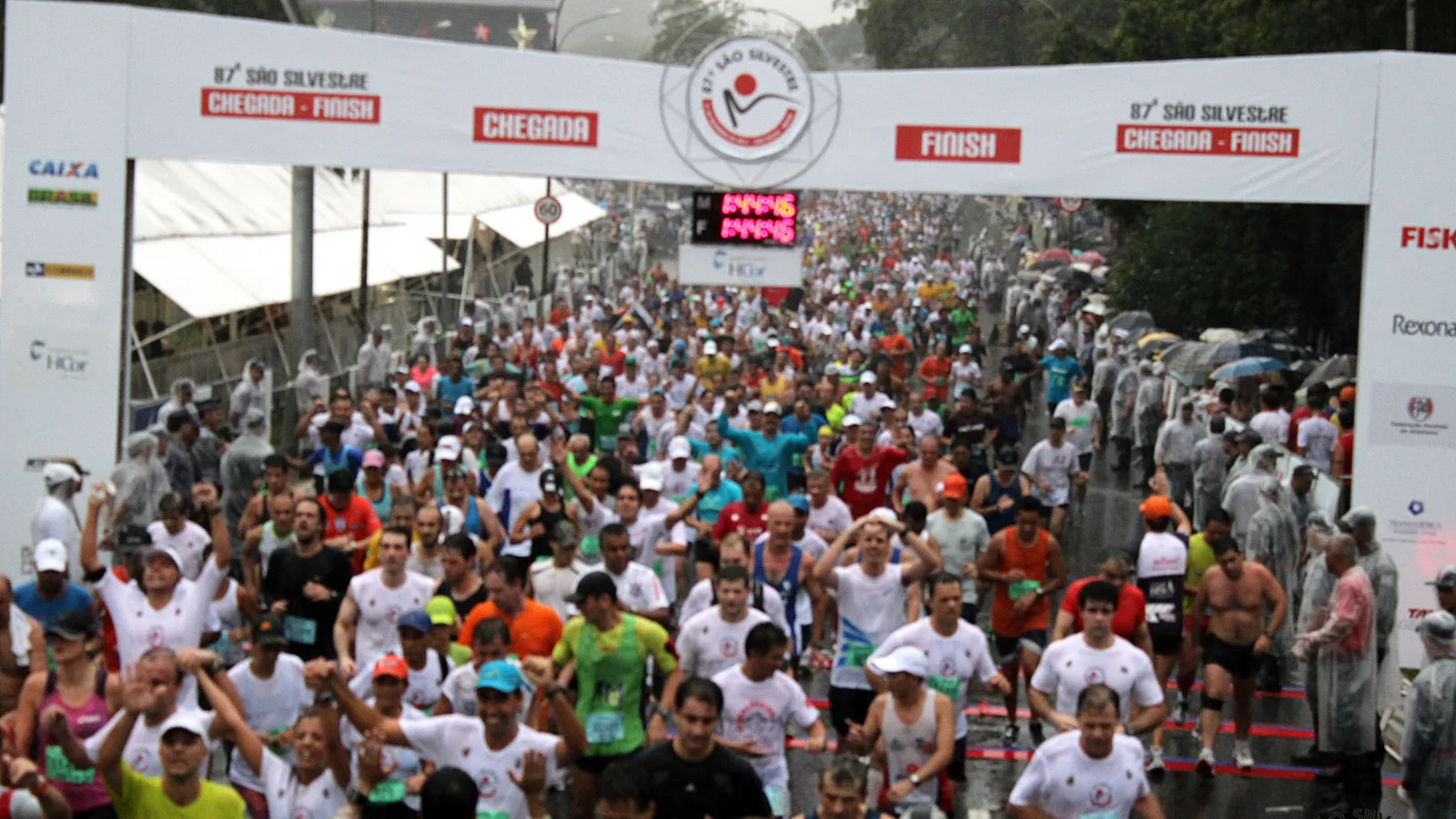 Corredores na chegada da São Silvestre, no centro de São Paulo