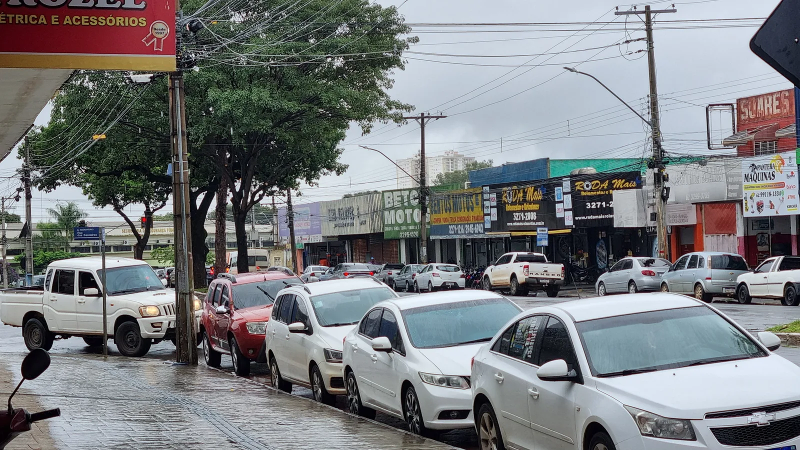 Avenida Dom Emanuel, no bairro Rodoviário, em Goiânia, durante chuva em fevereiro de 2026