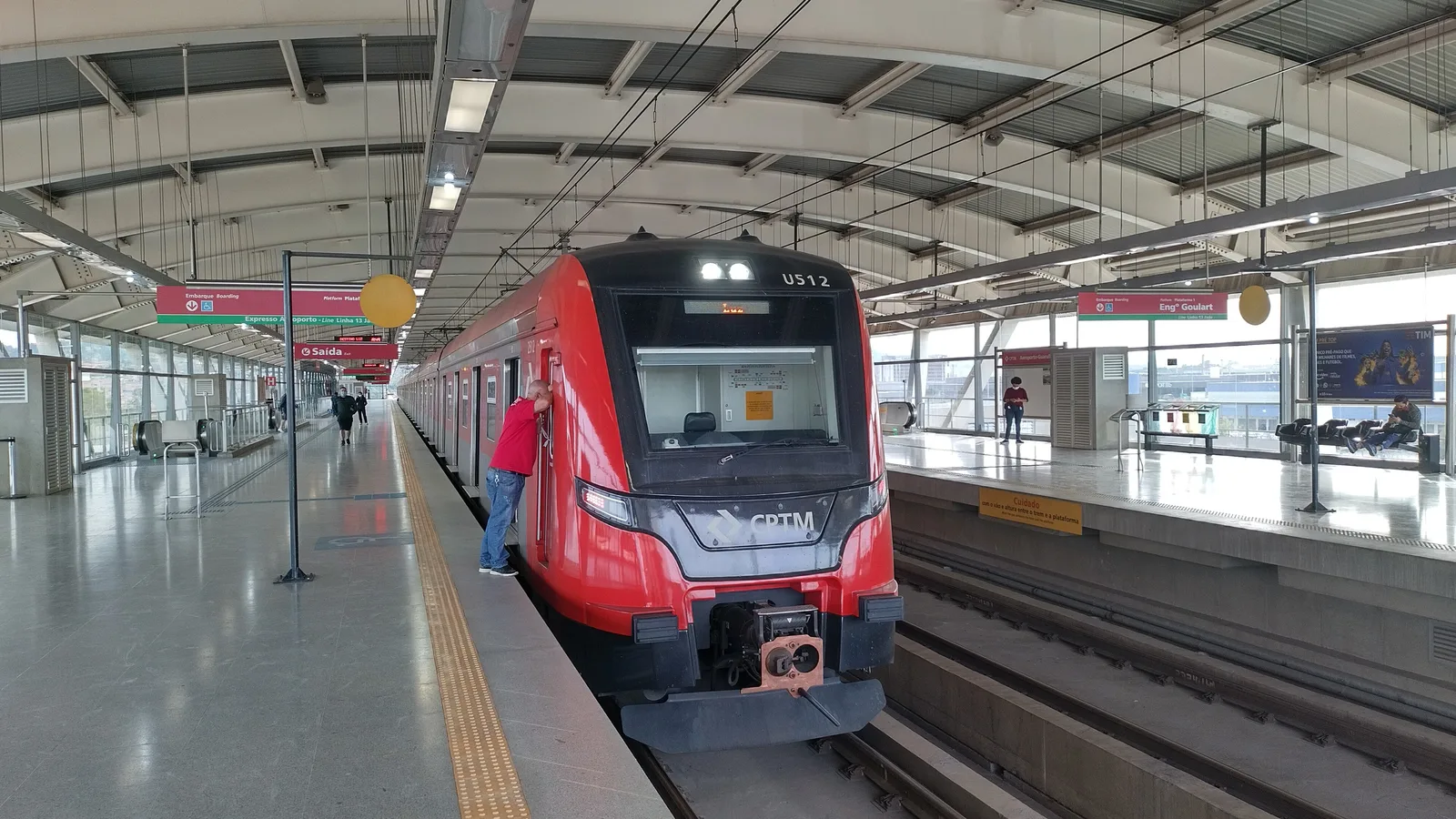 Trem na Estação Aeroporto-Guarulhos, ponta da Linha 13-Jade, a primeira que a Trivia volta a operar