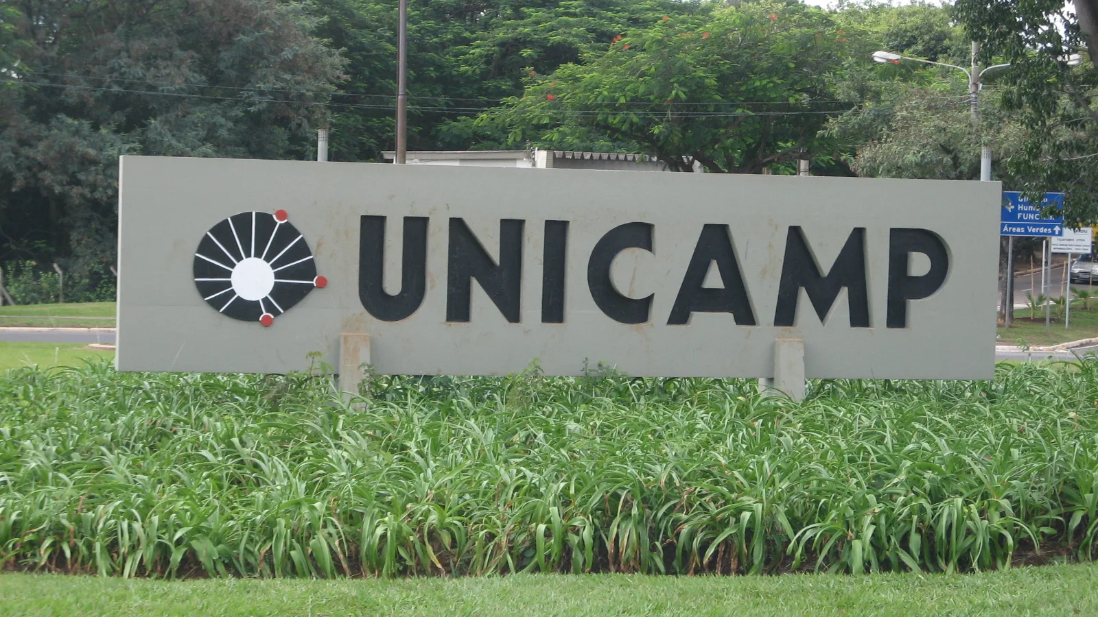 Placa com o nome Unicamp numa das entradas do campus, em Campinas