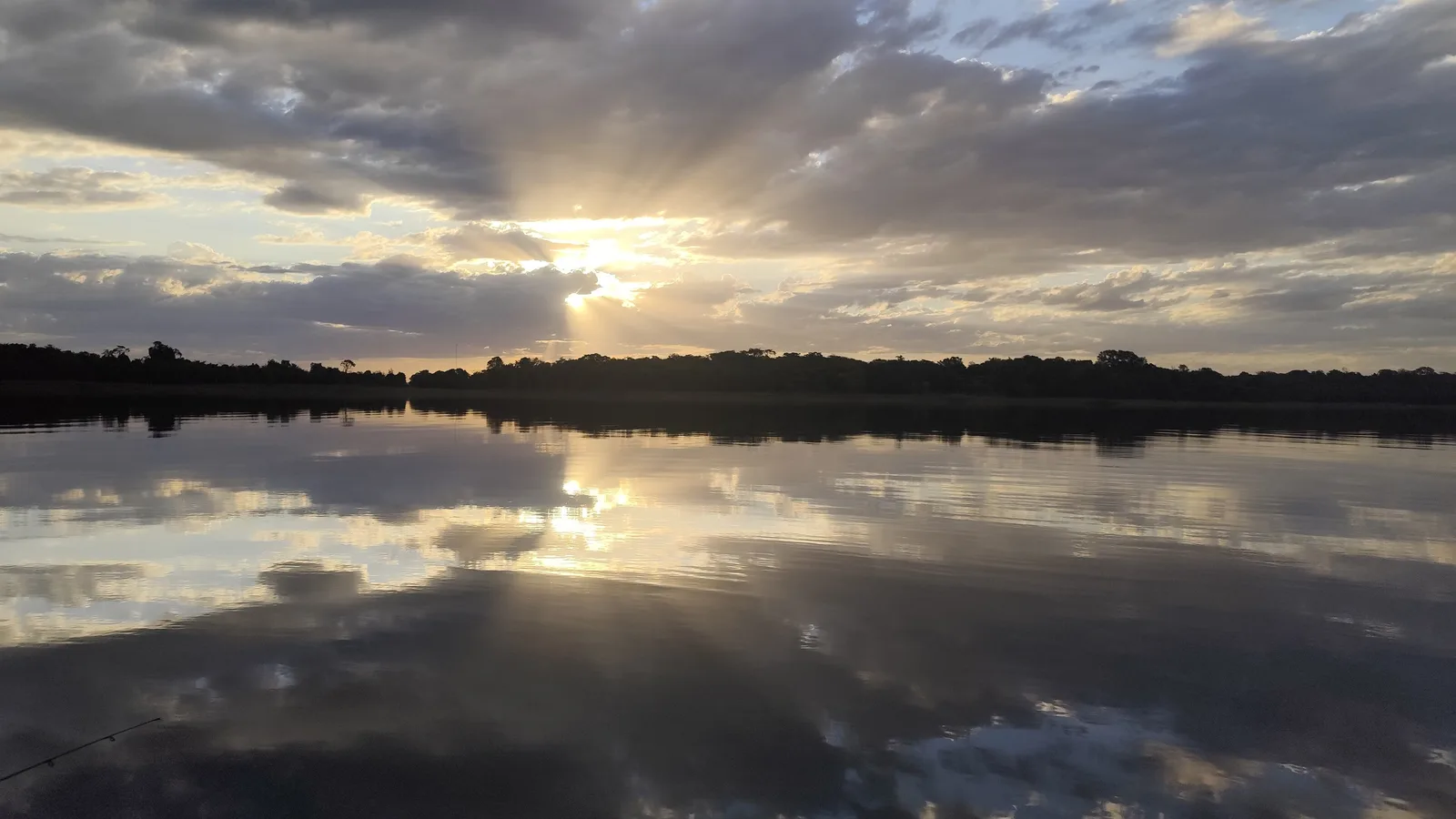 O Lago das Brisas, represa do rio Paranaíba entre Goiás e Minas Gerais