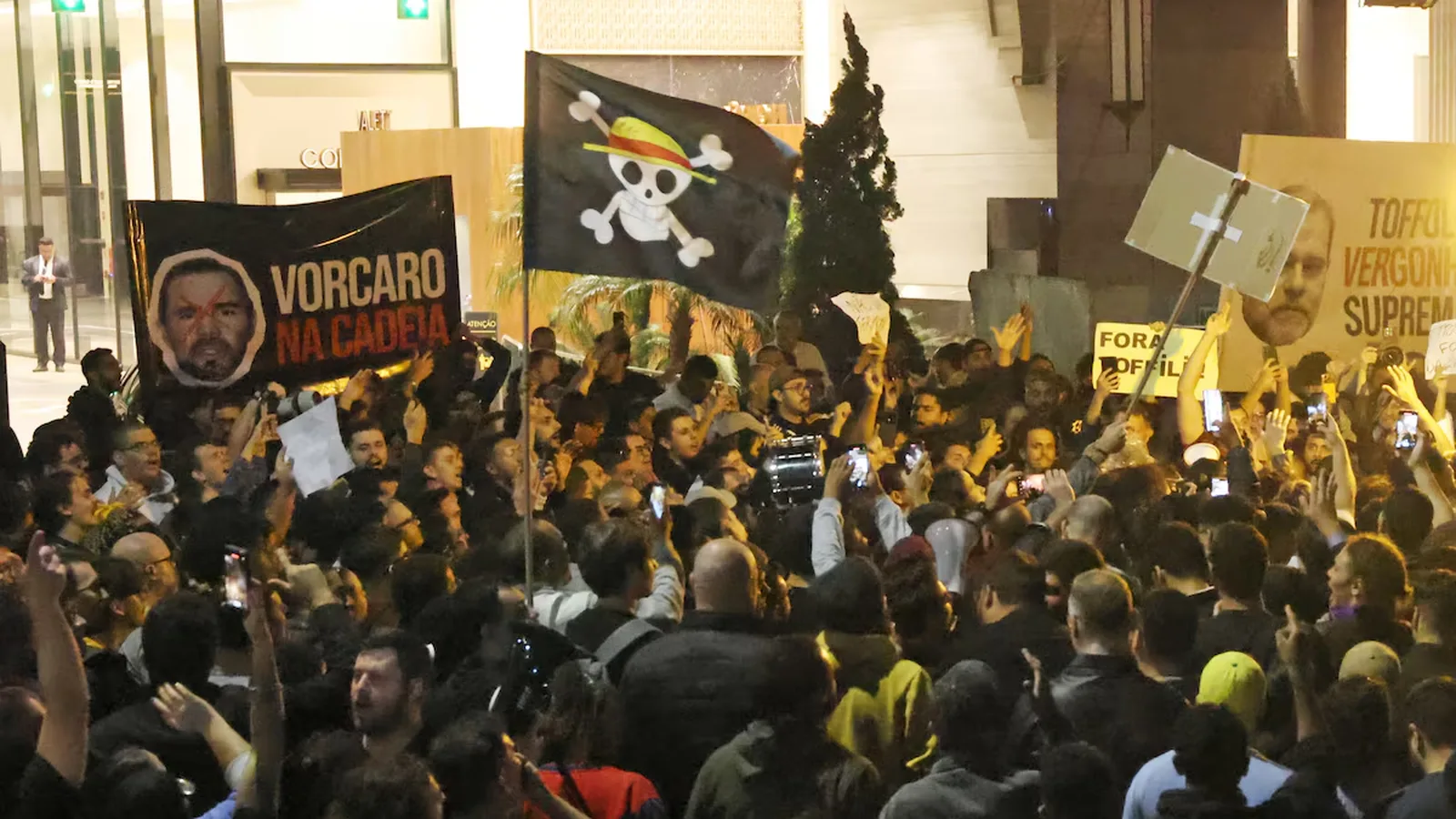 Protesto contra o Banco Master em janeiro de 2026, com pedido pela delação de Daniel Vorcaro