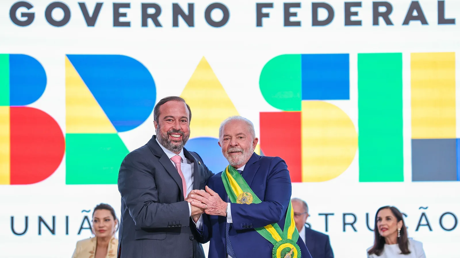 Alexandre Silveira cumprimenta Lula na posse como ministro de Minas e Energia
