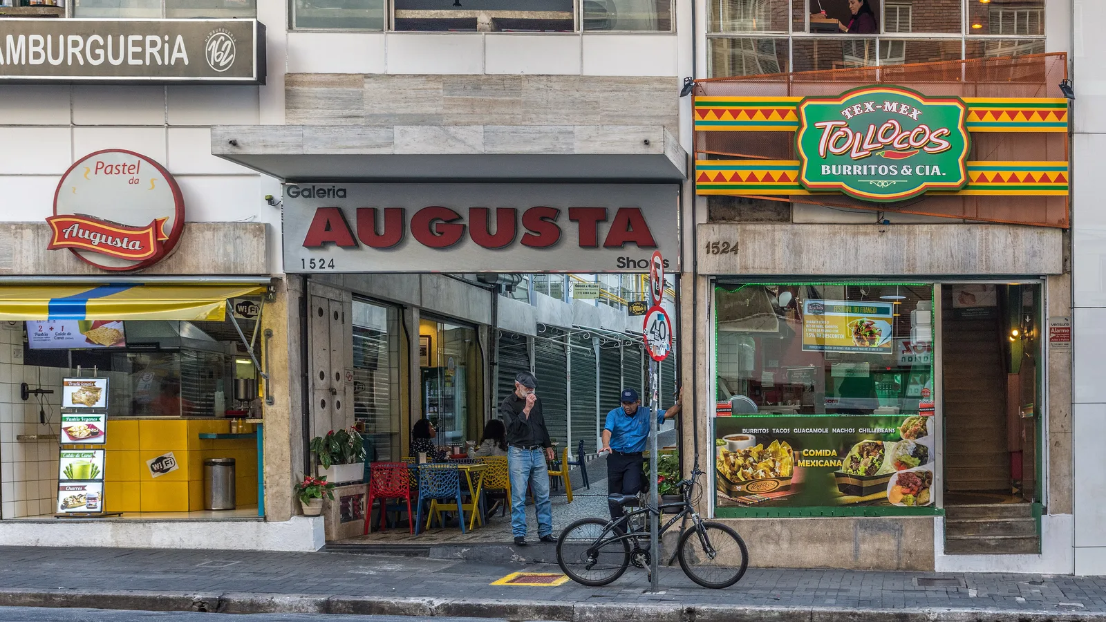 Fachadas de lojas na Rua Augusta, em São Paulo
