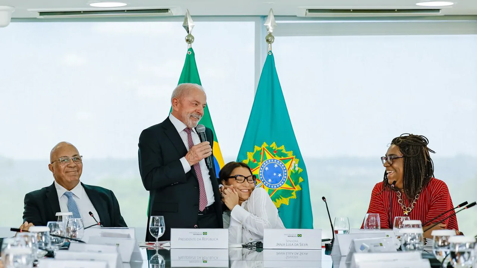 Lula fala ao microfone em encontro com pastores, em 16 de setembro