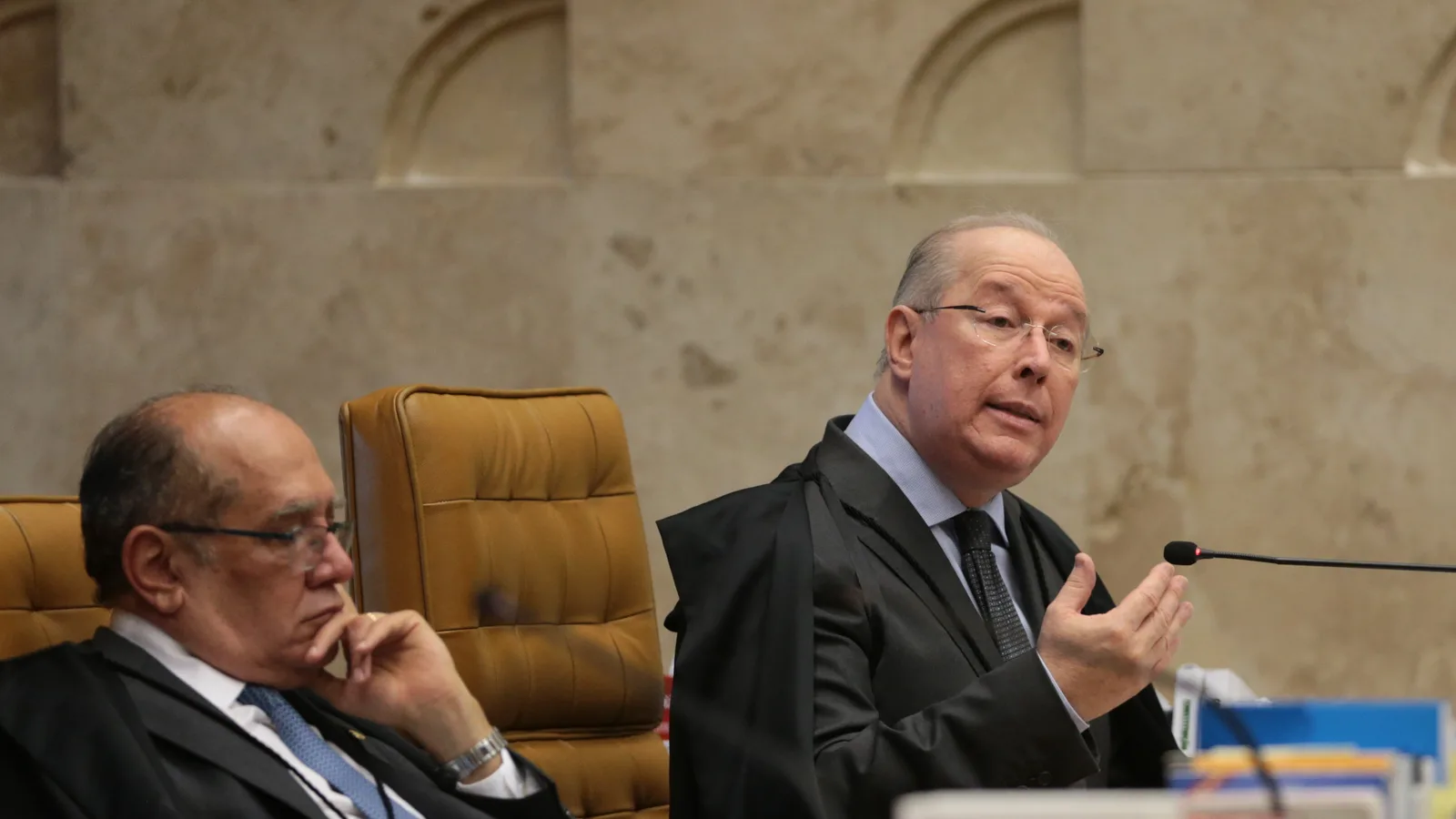 Gilmar Mendes (à esquerda) e Celso de Mello em sessão do STF em 2017