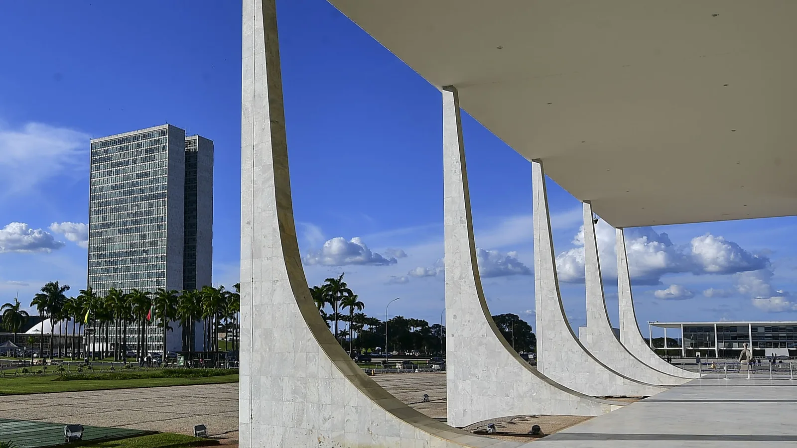 Colunas curvas da fachada do Supremo Tribunal Federal, em Brasília