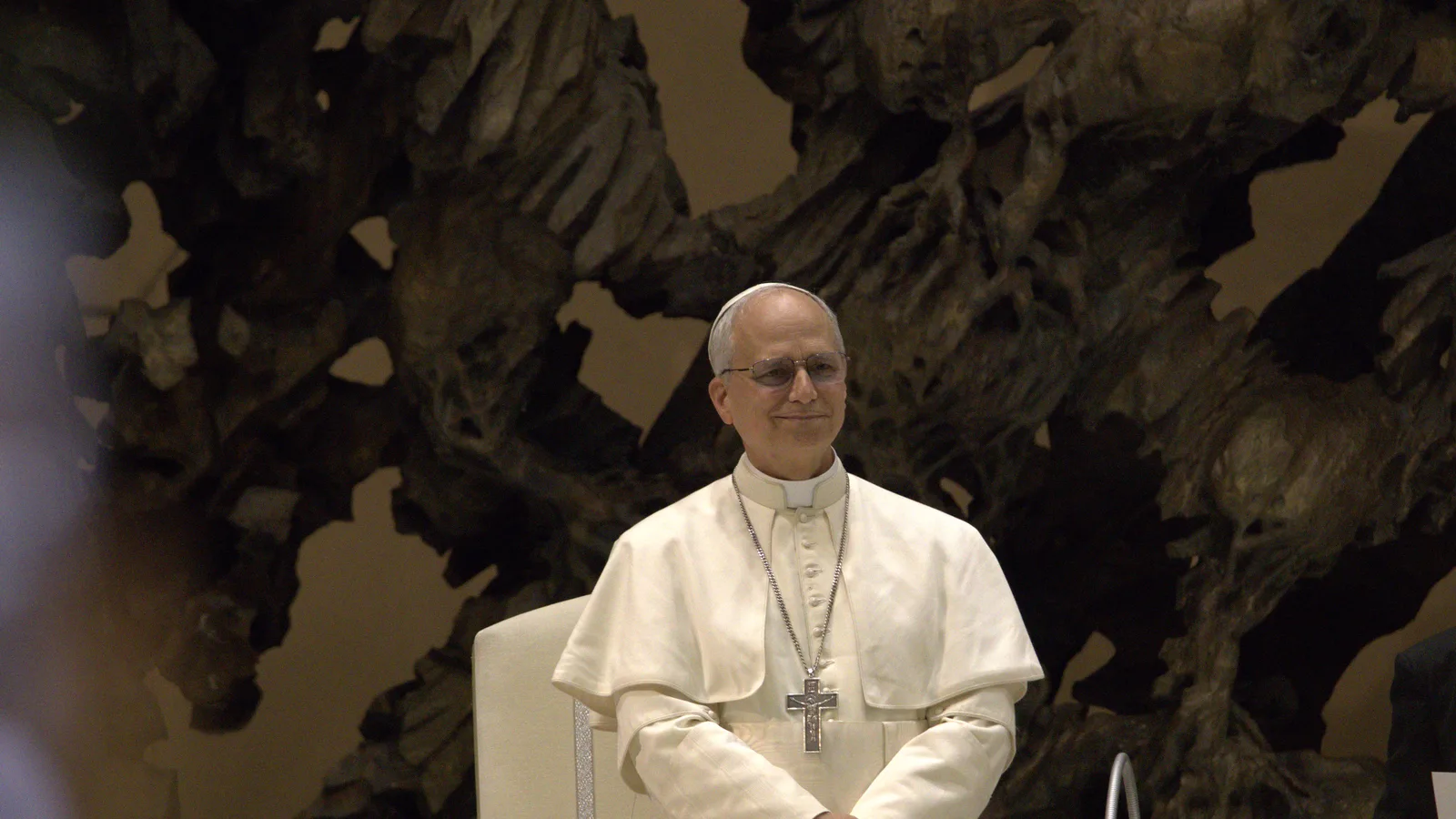 O papa Leão XIV sentado durante audiência no Vaticano