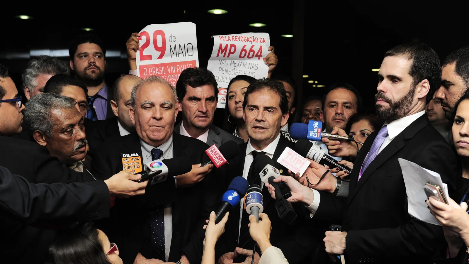 Deputado Paulinho da Força, ao centro, fala a jornalistas no Senado