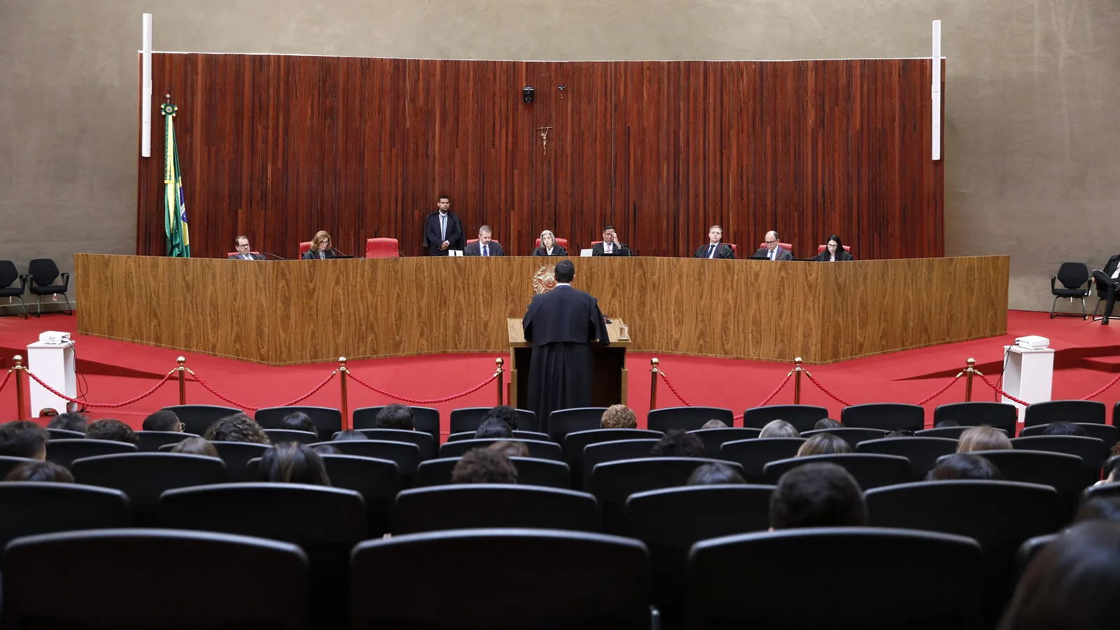Plenário do Tribunal Superior Eleitoral visto do fundo do auditório durante sessão