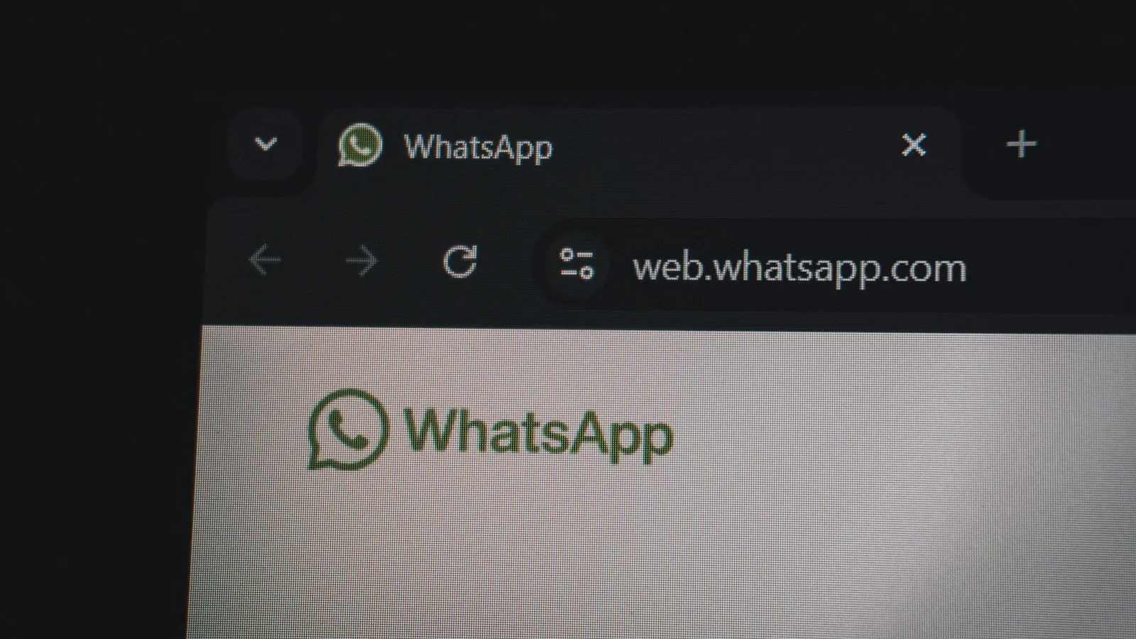 Tela de computador com o WhatsApp Web aberto no navegador, mostrando o logotipo e o endereço web.whatsapp.com