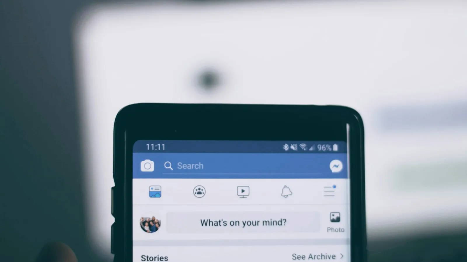 Celular com o aplicativo do Facebook aberto no campo para escrever uma nova publicação