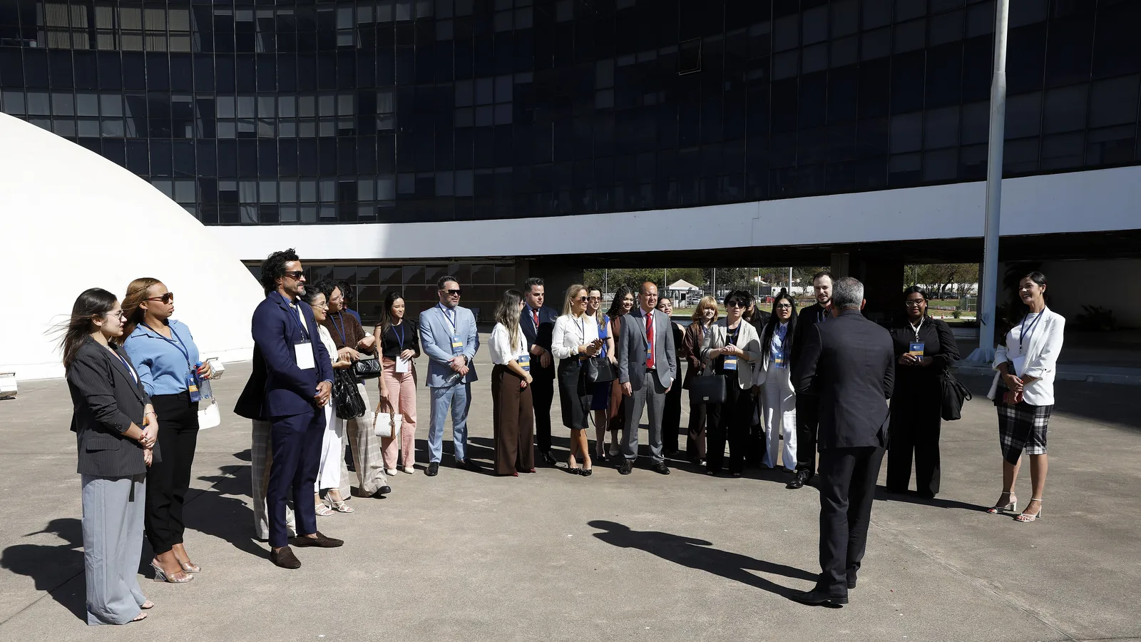 Grupo de visitantes em frente à sede do Tribunal Superior Eleitoral, em Brasília