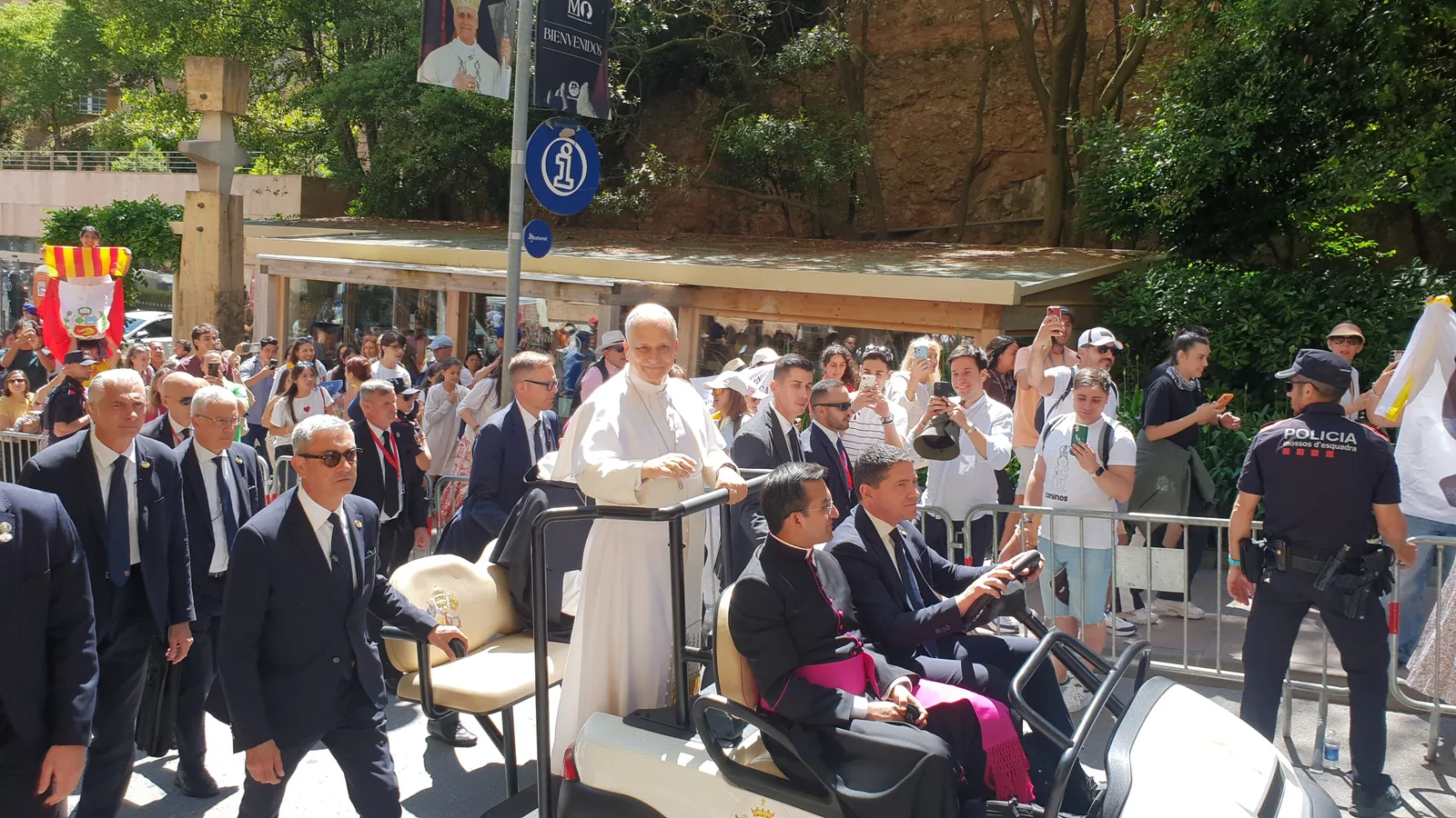 O papa Leão XIV cumprimenta fiéis em Montserrat, na Espanha