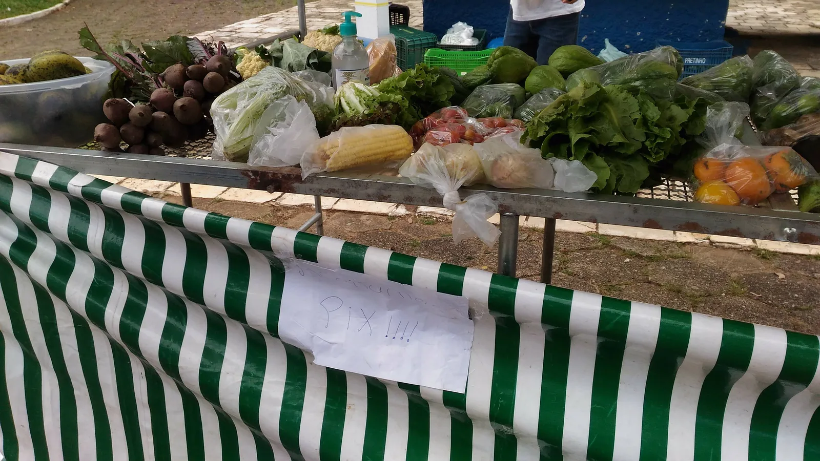 Placa em feira de Itajubá (MG) avisa que o vendedor aceita Pix