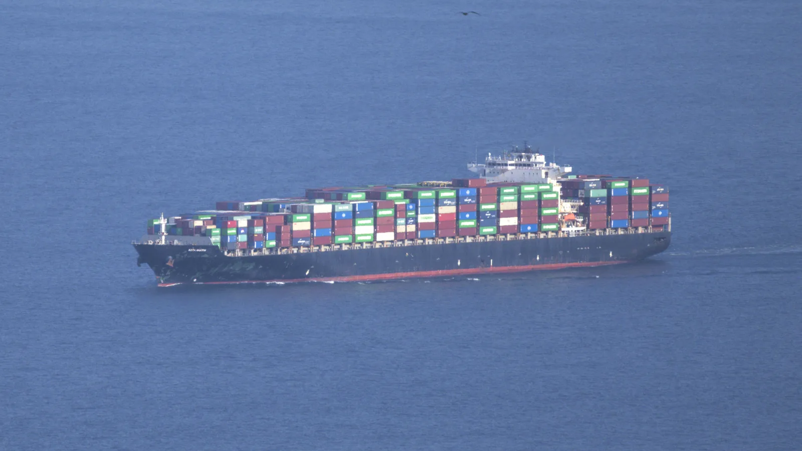 Navio porta-contêineres na costa brasileira: exportadoras buscam novos mercados enquanto o tarifaço dos EUA segue em vigor